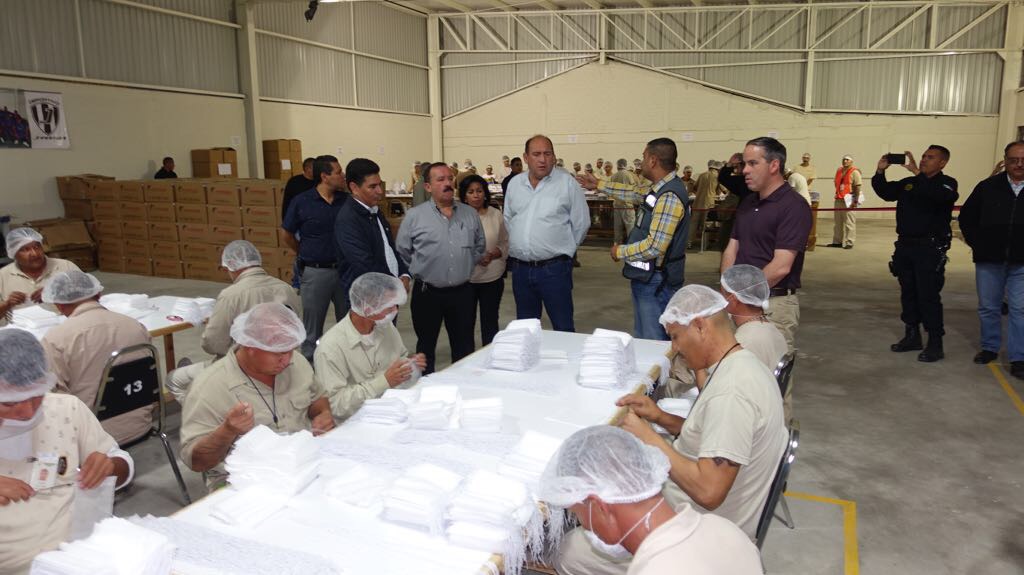 Inaugura Rubén nave industrial <br>y empresa en Cereso de PN