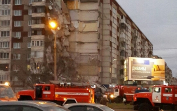 Derrumbe parcial de edificio en Rusia deja un muerto y dos heridos