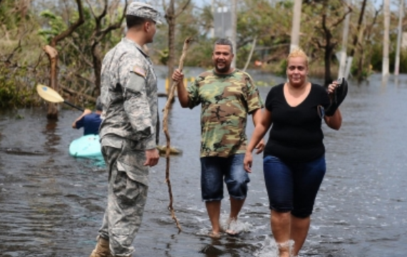Puerto Rico sigue sin electricidad y agua tras devastadores huracanes