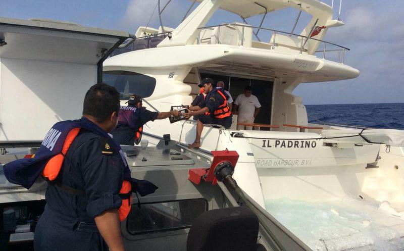 Rescatan a turistas de embarcación en Quintana Roo