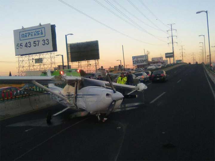 Aterriza avioneta de emergencia en Boulevard Toluca