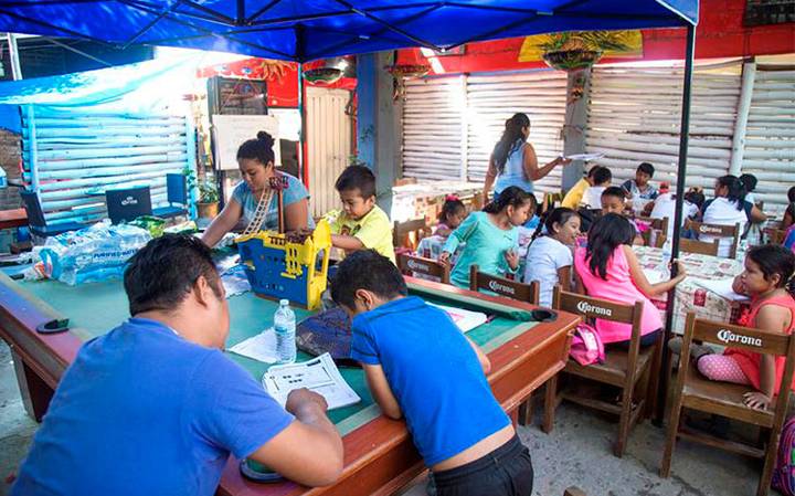 De noche es un bar y de mañana, una escuela para niños afectados por sismo en Oaxaca