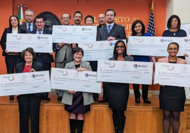 México entrega becas a dreamers mexicanos en EU