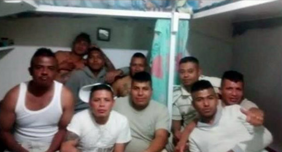 Reos postean fotos en Facebook desde sus celdas