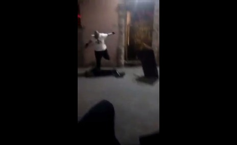 Guardia de bar en Saltillo <br>golpea a joven en vía pública.