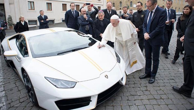 Regalan Lamborghini al papa; lo subasta para caridad