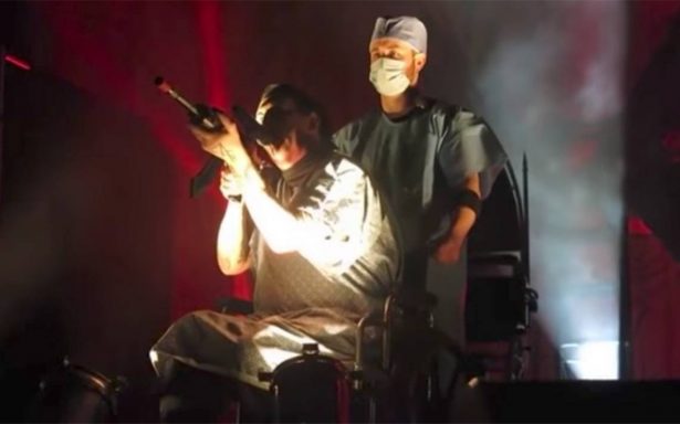 Marilyn Manson apunta con un rifle a sus fans en pleno concierto