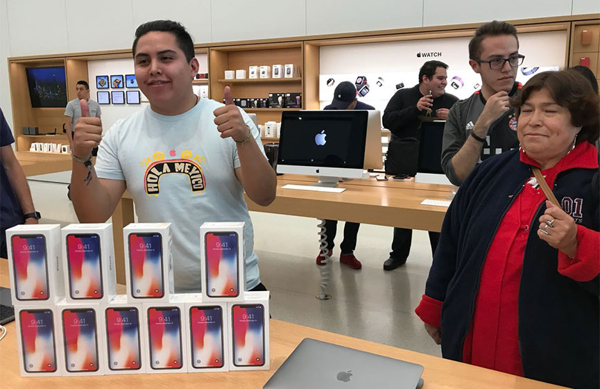 En plena euforia por el iPhone X este mexicano se compra ¡diez!