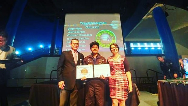 Estudiante mexicano gana trofeo en la NASA
