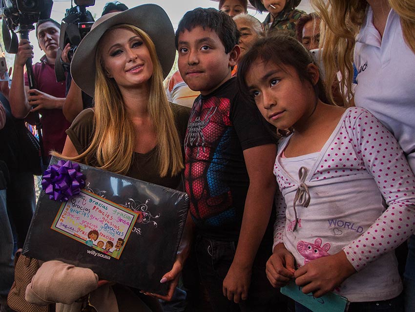 Paris Hilton visita Xochimilco para apoyar a damnificados