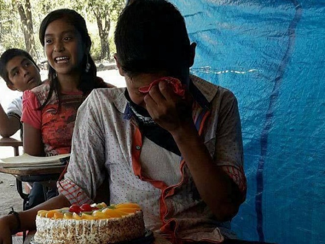 Adolescente llora al recibir su primer pastel de cumpleaños
