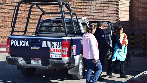Encuentran a recién nacida encerrada en un automóvil en Saltillo