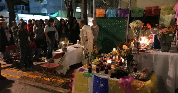 Con juguetes, dulces y libros, recuerdan a los niños del Rébsamen