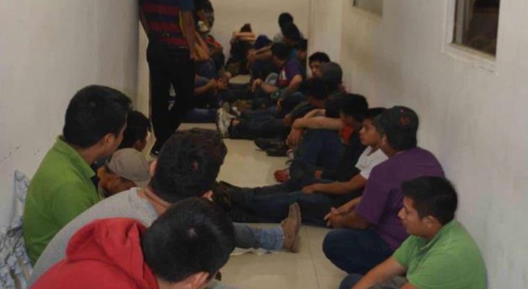 Hallan 42 migrantes ocultos en un domicilio en Tamaulipas