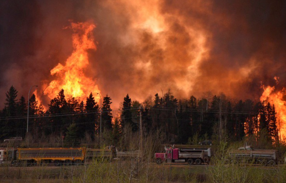 California afectada por incendios que provocan miles de desplazados