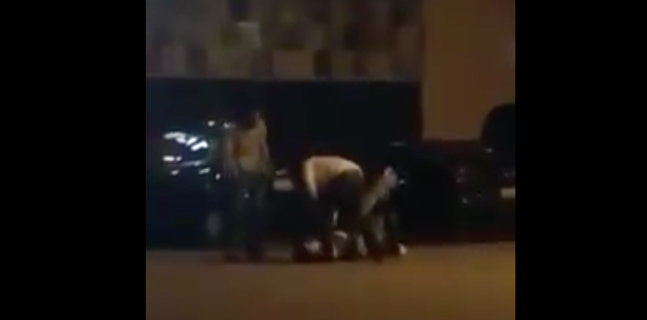 Dan brutal golpiza a dos jóvenes <br>afuera de bar en Piedras Negras