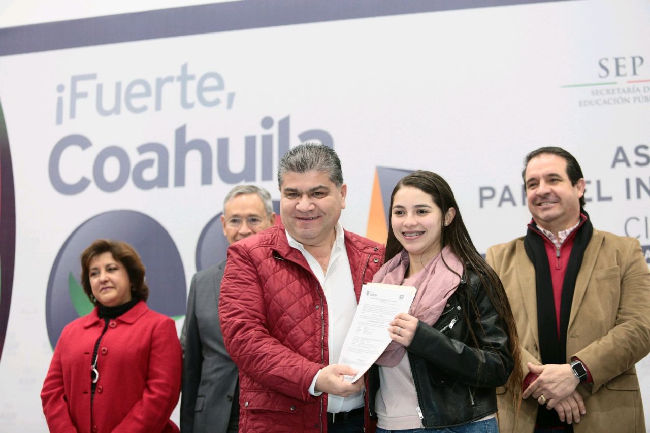 Anuncia Riquelme millonaria inversión <br>educativa; entrega plazas a 592 maestros