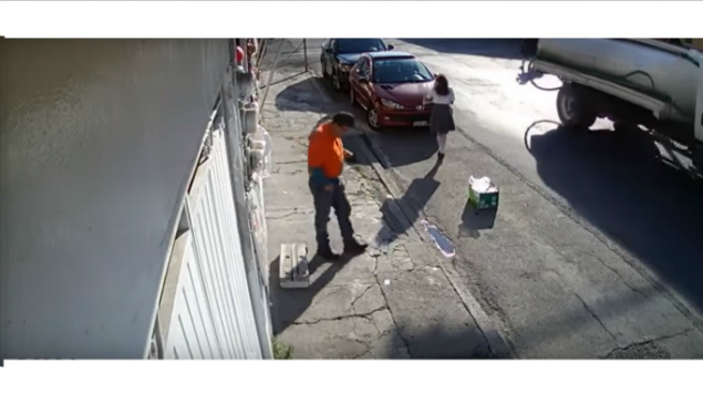 VIDEO: Niña sufre graves fracturas al ser arrastrada por camión en Puebla