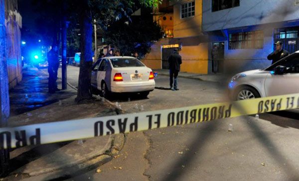 Hallan cuerpos de seis personas dentro de auto en Michoacán