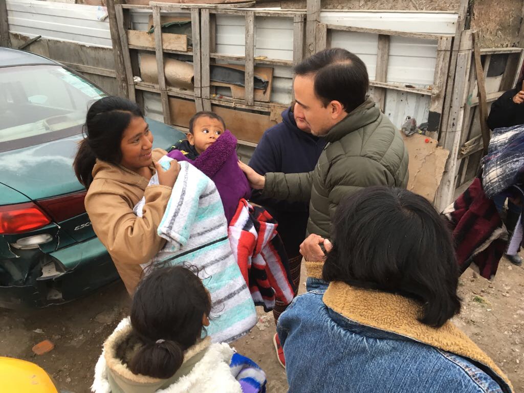 Lleva Manolo Jiménez cobijas <br>y abrigos a sectores vulnerables