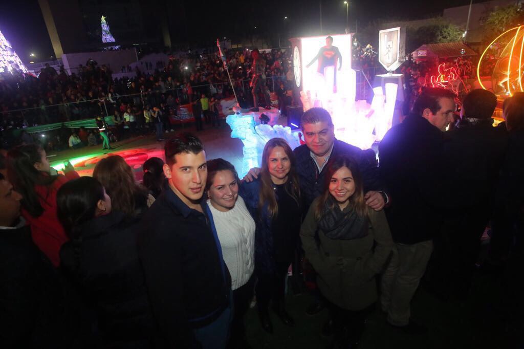 En paz y tranquilidad, más de 100 mil <br>laguneros disfrutan del desfile “Dulce Navidad”