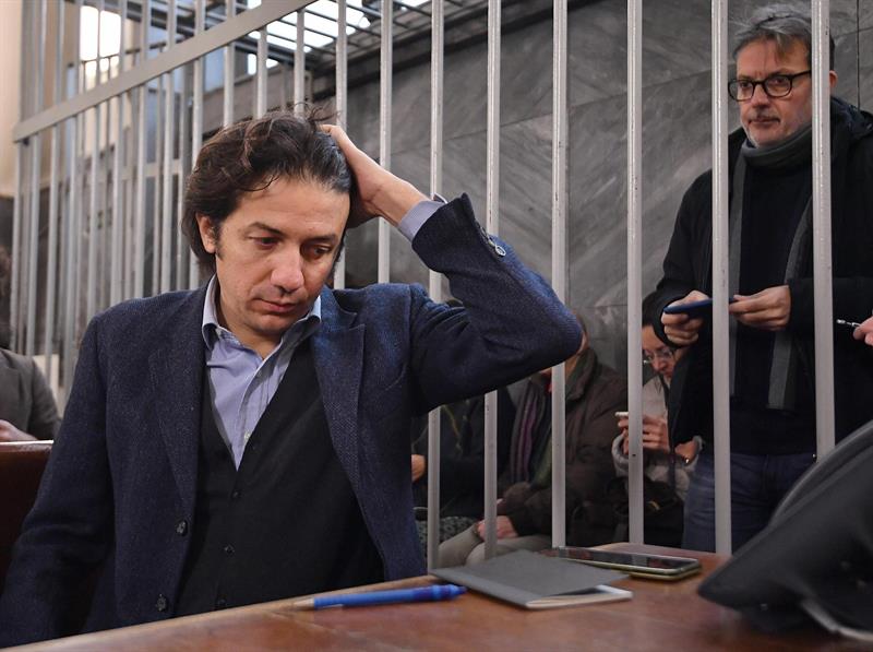 Político italiano enjuiciado por acompañar a un hombre a suicidarse