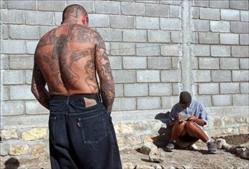 Arrestan en Texas a 14 integrantes de pandilla supremacista