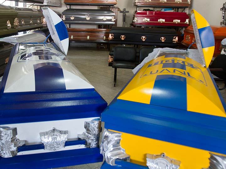 Funeraria ofrece ataúdes de Tigres y Monterrey