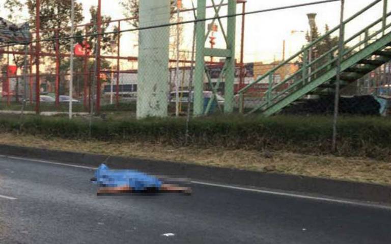 Hombre se avienta de un puente peatonal y es atropellado