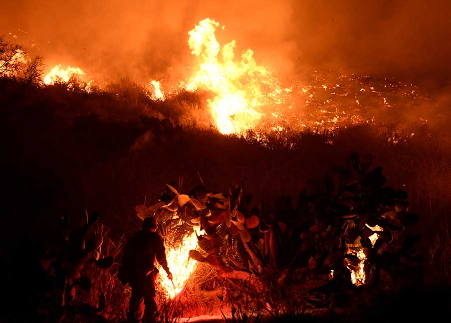 Vientos huracanados propagan incendios en California