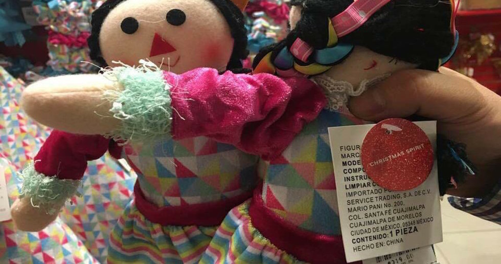 Critican a Liverpool por vender muñecas mazahuas hechas en China