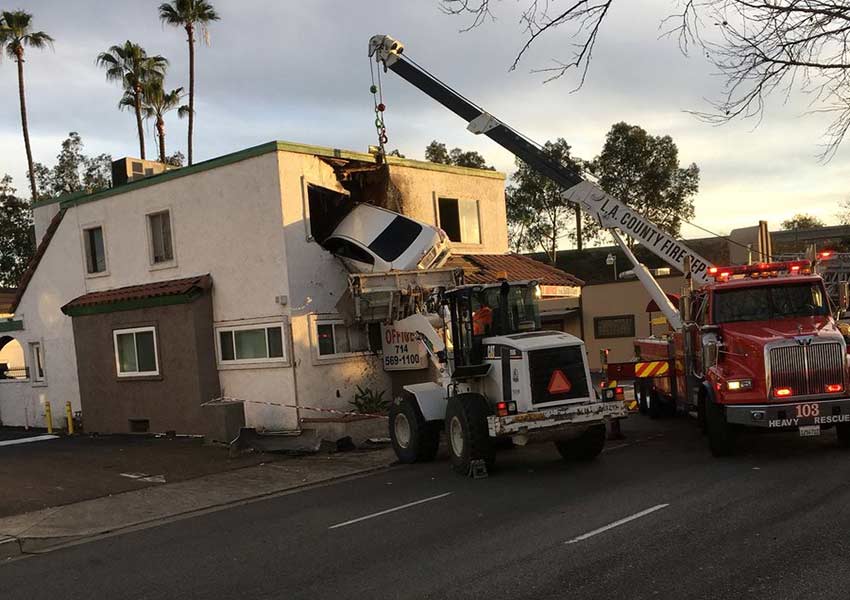 Auto termina incrustado en segundo piso de oficina