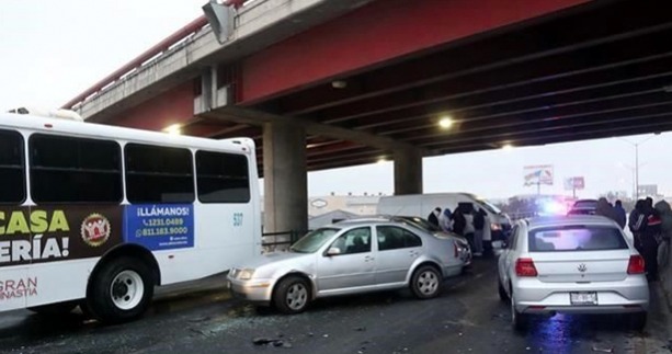 Caos en Monterrey por hielo y choques