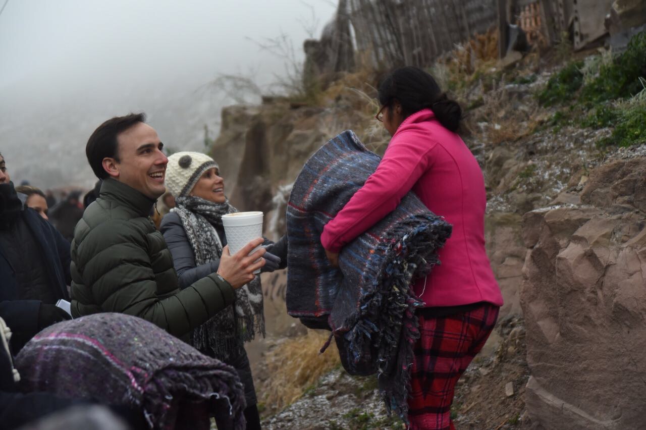Lleva Manolo Jiménez cobijas <br>a zonas vulnerables de Saltillo