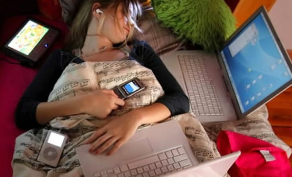 Uso excesivo de celular puede ocasionar trastornos del sueño en jóvenes