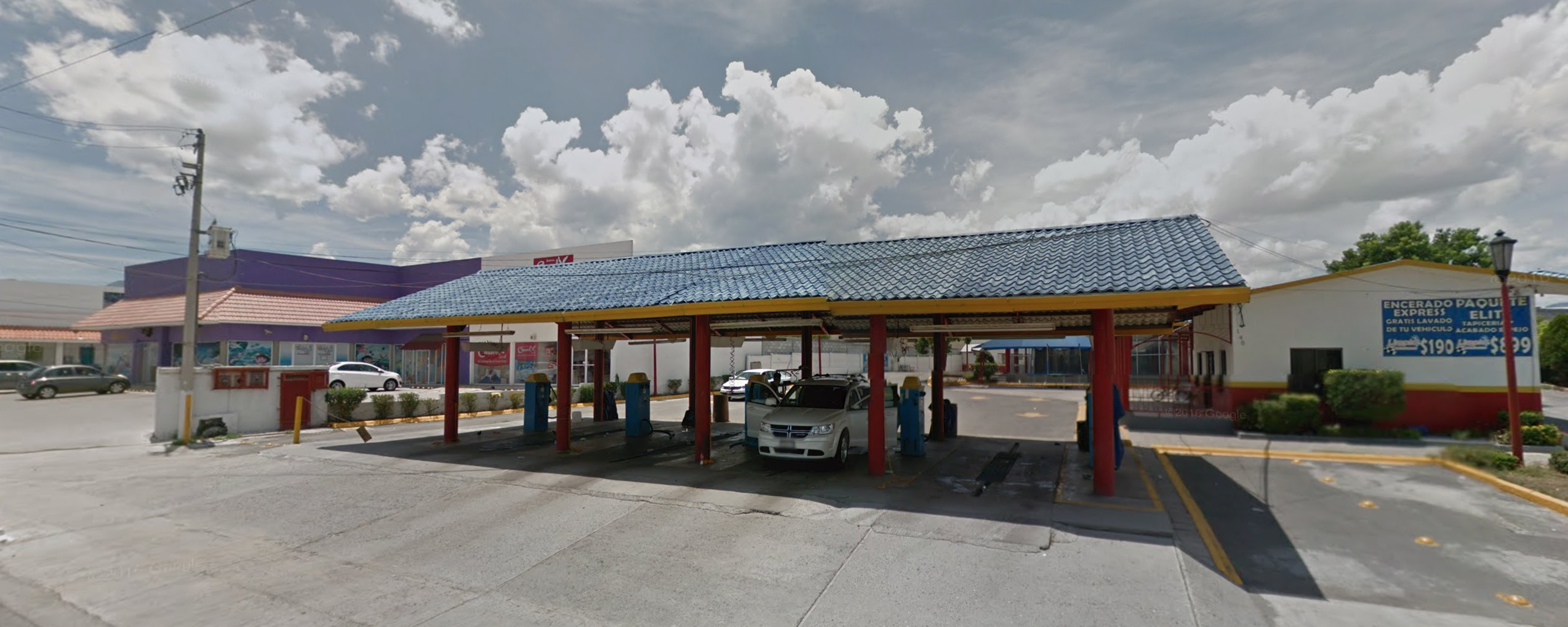 Jovencita intenta suicidarse en auto lavado en Saltillo