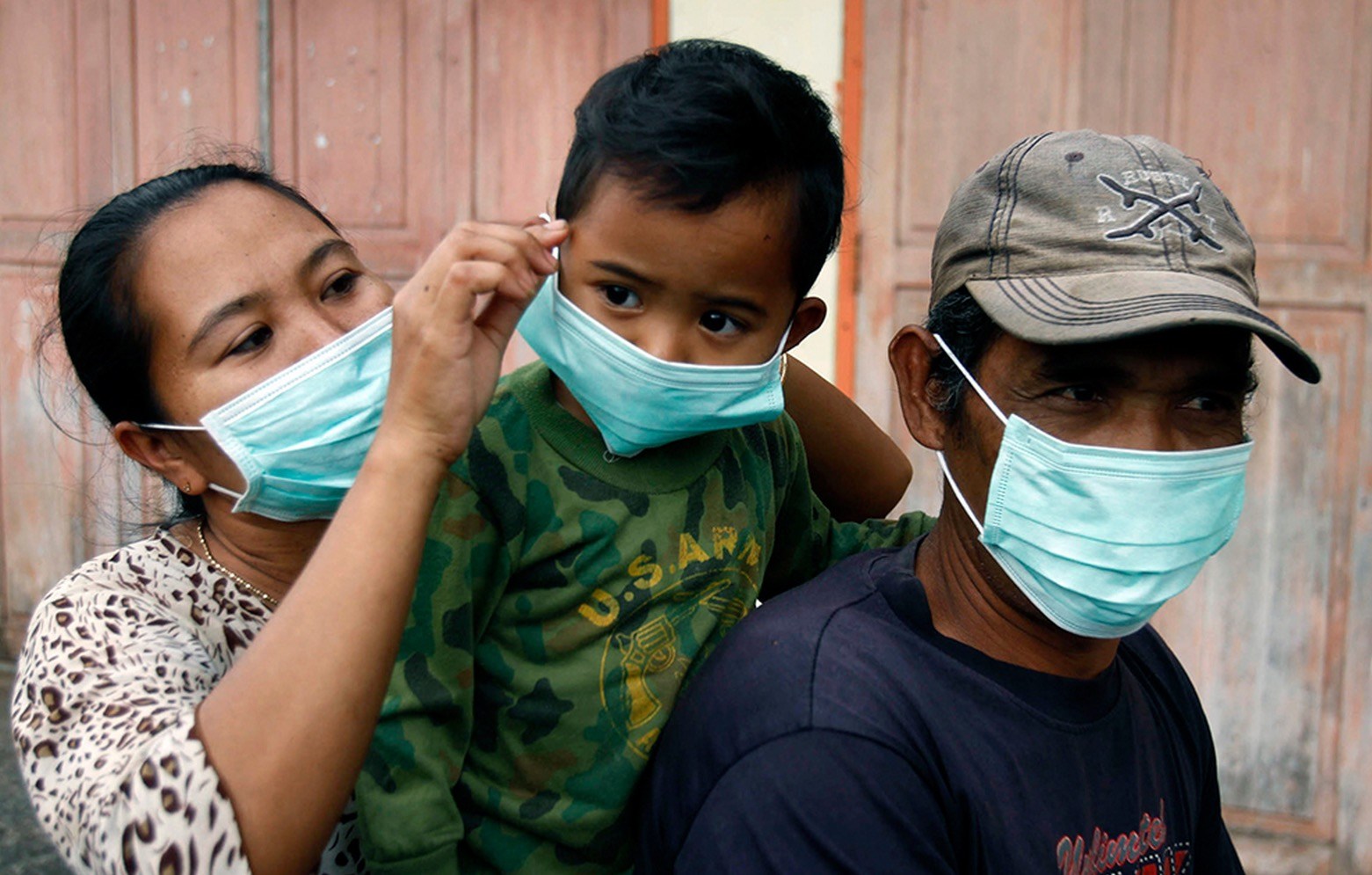 Cubrir nariz y boca en invierno previene males respiratorios en niños