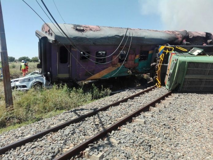 Descarrilamiento de tren en Sudáfrica deja 14 muertos y 268 heridos