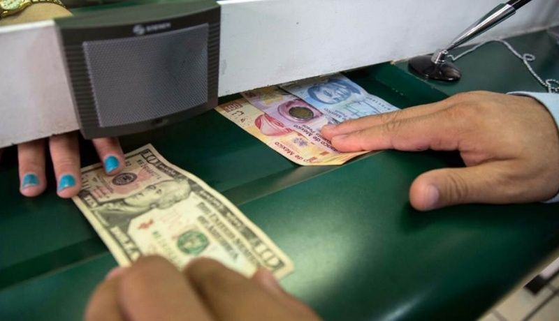 Dólar retrocede 23 centavos y se oferta hasta en 19.42 pesos