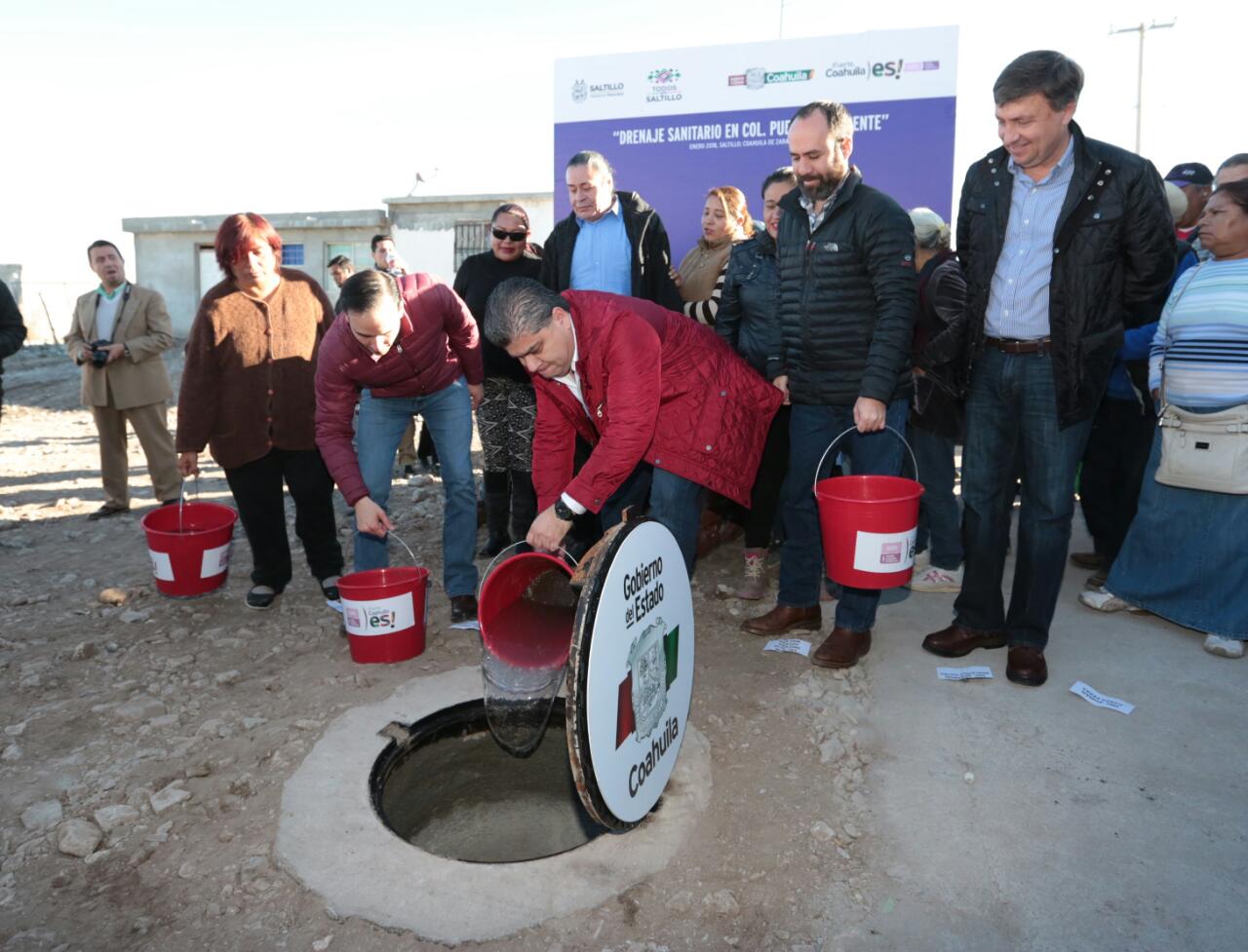 Tras 15 años sin servicio, inaugura Riquelme <br>drenaje sanitario en colonia de Saltillo
