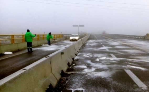 Heladas cristalizan asfalto de autopistas; piden extremar precauciones