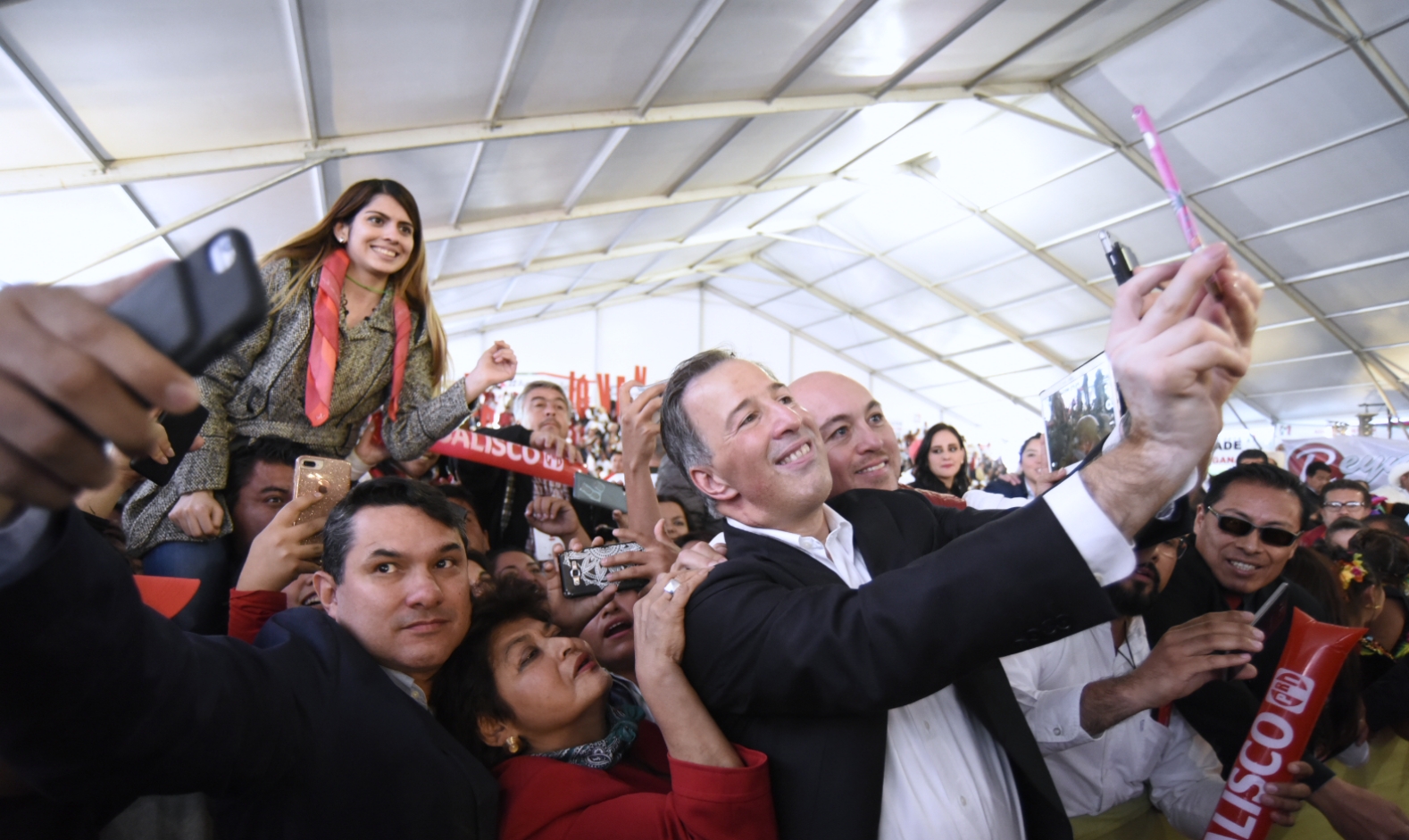 Meade dialoga con integrantes de la red de jóvenes de Hidalgo