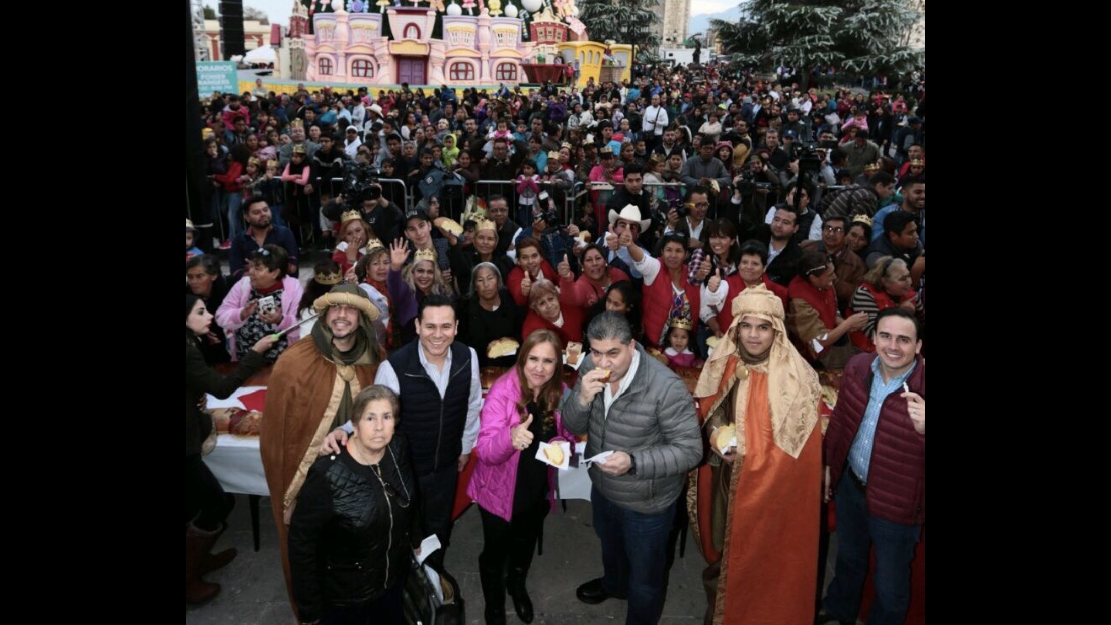 Comparte Riquelme rosca de Reyes con miles de saltillenses