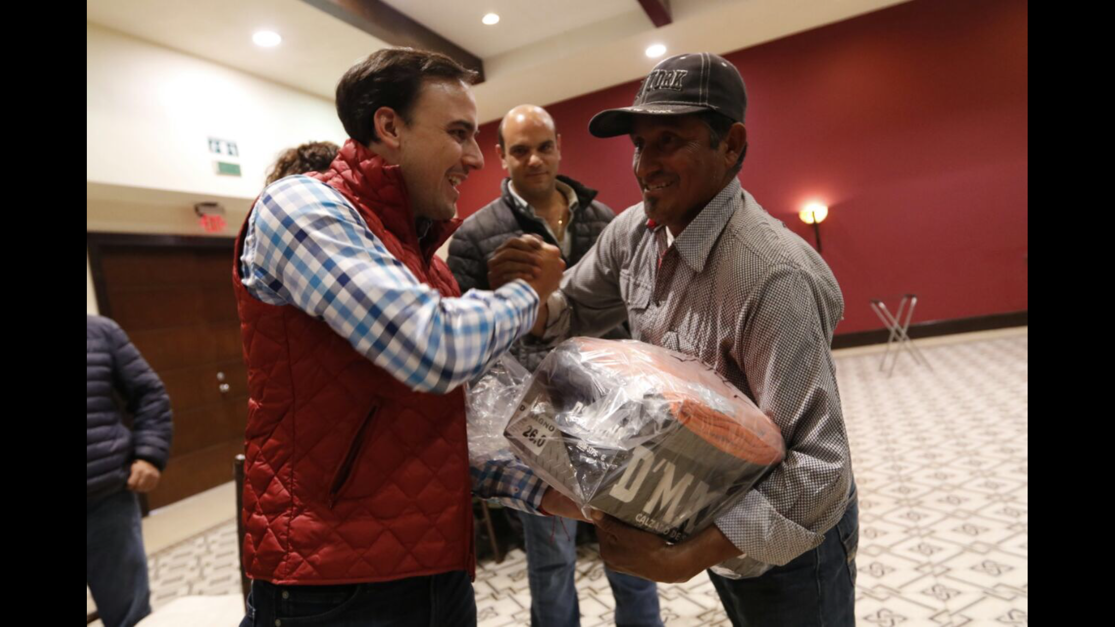 Entrega Manolo uniformes <br>a trabajadores de limpieza