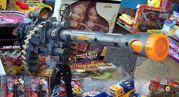 Se deben evitar los juguetes bélicos como regalo en Día de Reyes