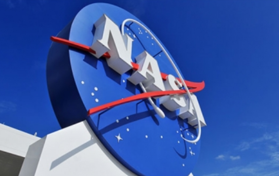 NASA muestra cúmulo de galaxias con masa de dos mil billones de soles