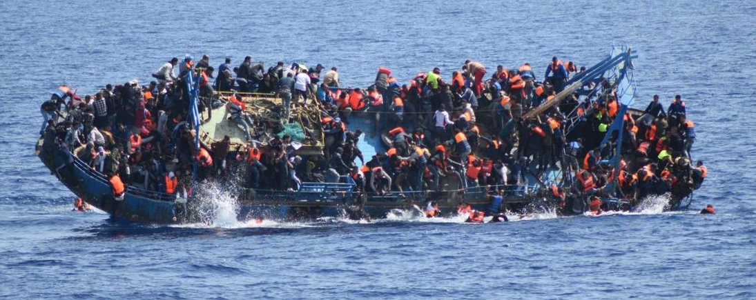Mueren decenas de inmigrantes tras naufragio frente a Libia