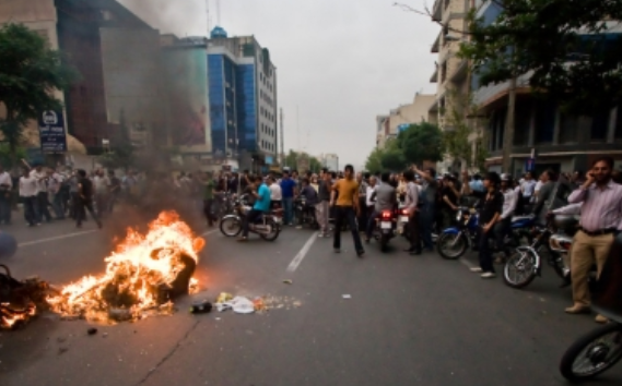 Nobel de la Paz Shirin Ebadi llama a los iraníes a seguir las protestas