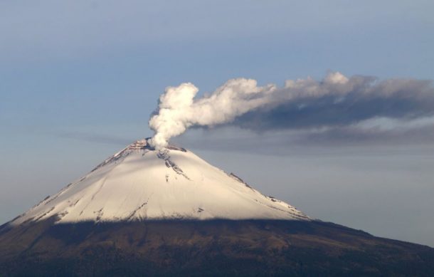 Popocatépetl emite fumarola de dos kilómetros