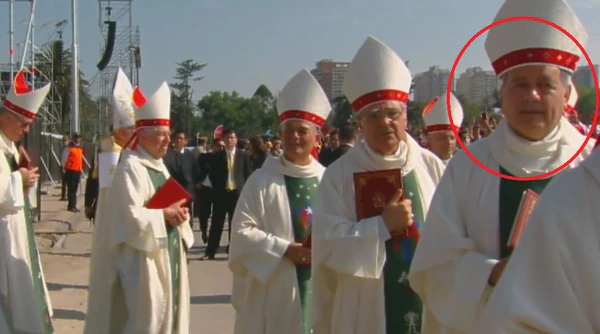 Genera polémica presencia de cuestionado obispo en misas del Papa